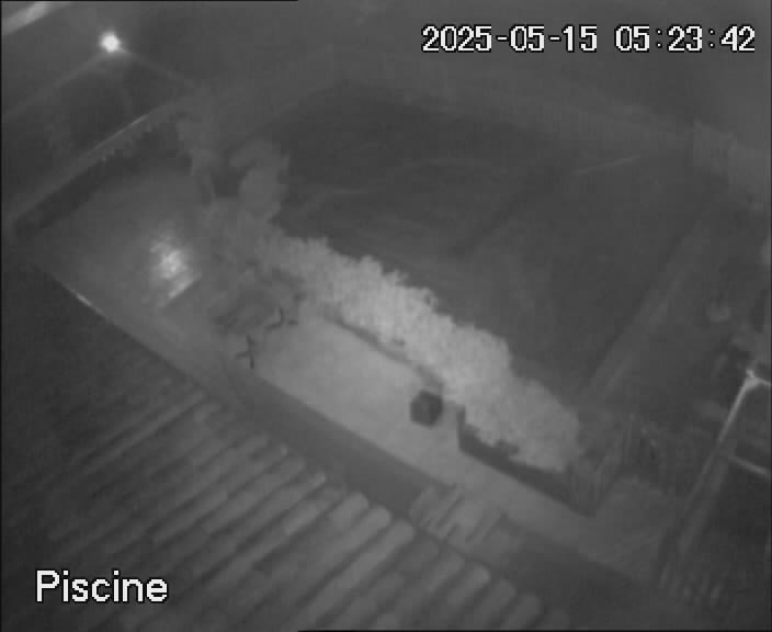 reactwebcam webcam live feed swimming pool piscine brit hotel fumel