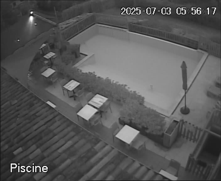 reactwebcam webcam live feed swimming pool piscine brit hotel fumel