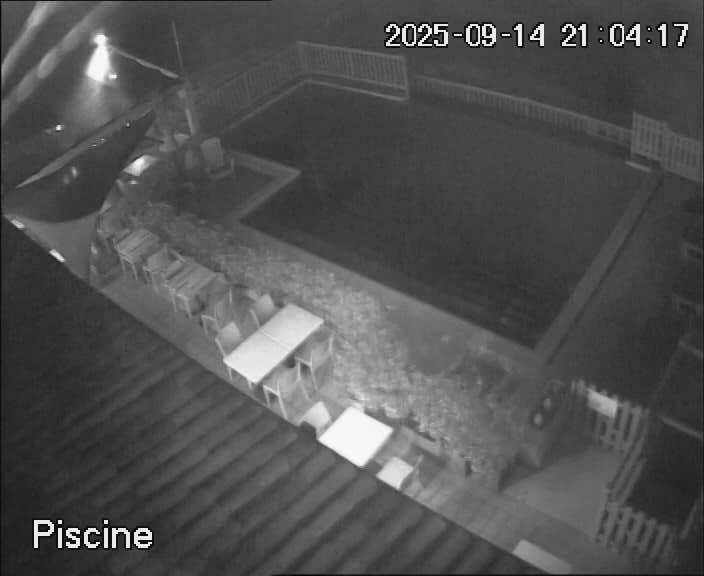 reactwebcam webcam live feed swimming pool piscine brit hotel fumel