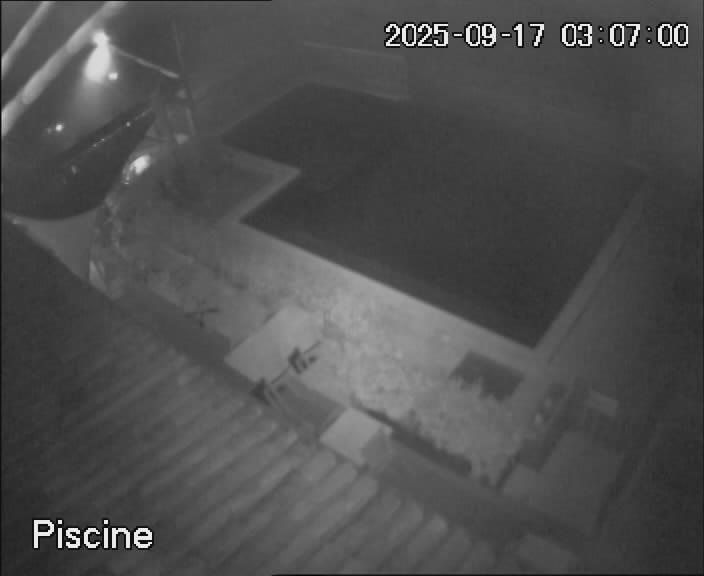 reactwebcam webcam live feed swimming pool piscine brit hotel fumel