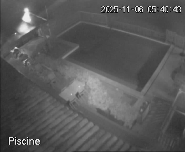 reactwebcam webcam live feed swimming pool piscine brit hotel fumel