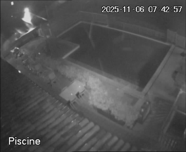 reactwebcam webcam live feed swimming pool piscine brit hotel fumel