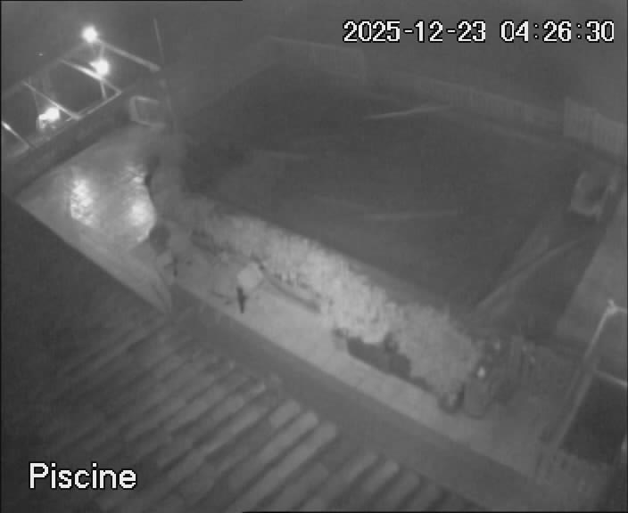 reactwebcam webcam live feed swimming pool piscine brit hotel fumel