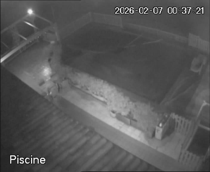 reactwebcam webcam live feed swimming pool piscine brit hotel fumel