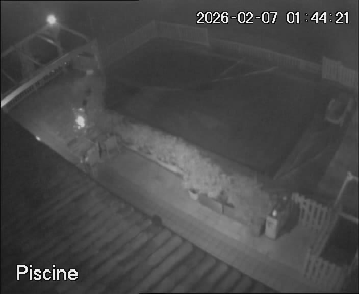 reactwebcam webcam live feed swimming pool piscine brit hotel fumel