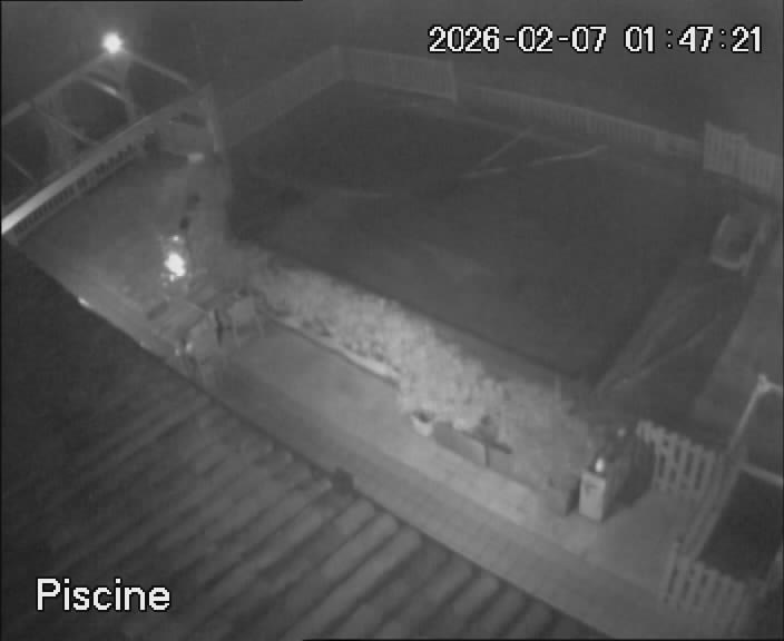 reactwebcam webcam live feed swimming pool piscine brit hotel fumel