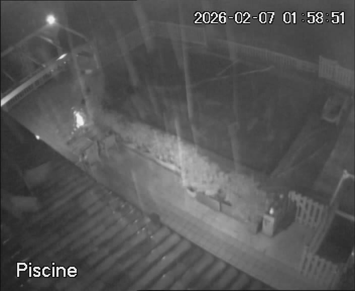 reactwebcam webcam live feed swimming pool piscine brit hotel fumel