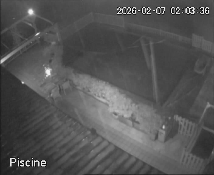 reactwebcam webcam live feed swimming pool piscine brit hotel fumel