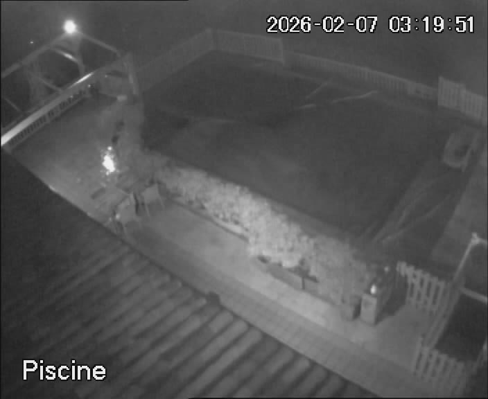 reactwebcam webcam live feed swimming pool piscine brit hotel fumel