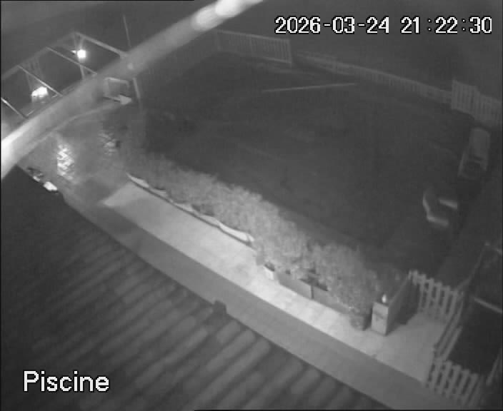 reactwebcam webcam live feed swimming pool piscine brit hotel fumel